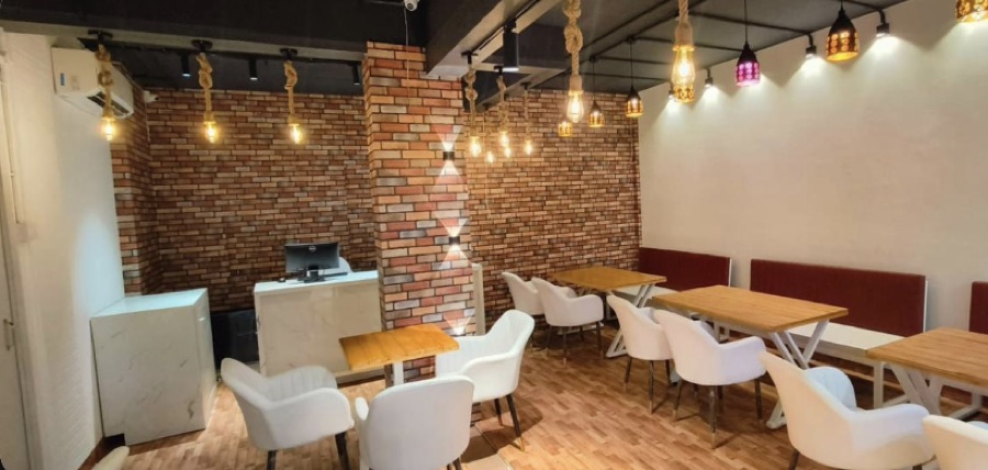 XTO Pizza dining area